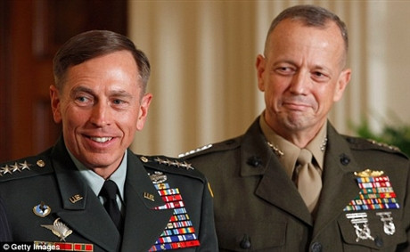 Tướng John Allen (phải) đang bị điều tra vì liên quan đến vụ bê bối của cựu giám đốc CIA David Petraeus (trái)
