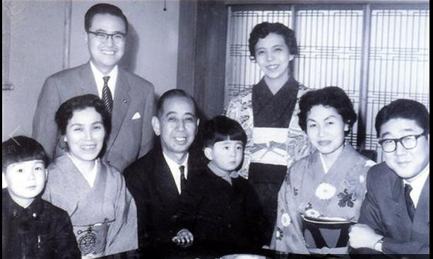 Bức ảnh chụp gia đình ông Shinzo Abe (hàng trước, thứ ba phải qua), tân thủ tướng Nhật Bản. Ông Shinzo Abe là con trai của một ngoại trưởng Nhật và là cháu trai của ông Nobusuke Kishi, một thành viên nội các Nhật từng ký tuyên bố chiến tranh với Mỹ năm 1941, từng làm thủ tướng Nhật trong hai nhiệm kỳ liên tiếp 