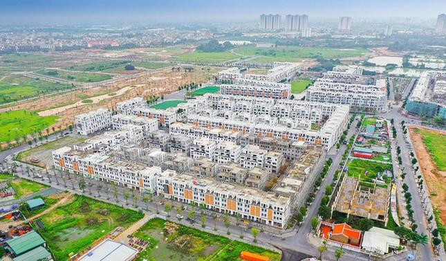 Quỹ đất đối ứng trong khu đô thị Nam đường vành đai 3 được UBND giao, Bitexco đã xây dựng hàng chục dãy biệt thự, nhà liền kề, shophouse… bán ra thị trường với giá từ hàng chục tỷ đồng/căn.