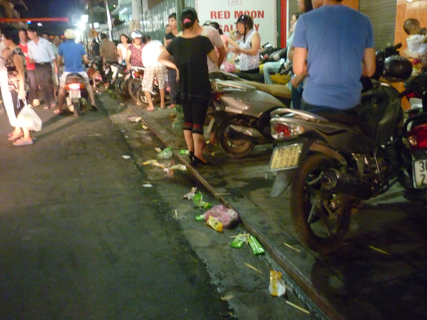 Ăn xong, vứt ngay rác xuống hè đường