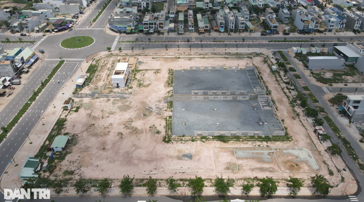 Công trình chợ trung tâm khu tái định cư Lộc An - Bình Sơn dang dở sau khi nguồn vốn hết niên hạn giải ngân (Ảnh: Phước Tuần).