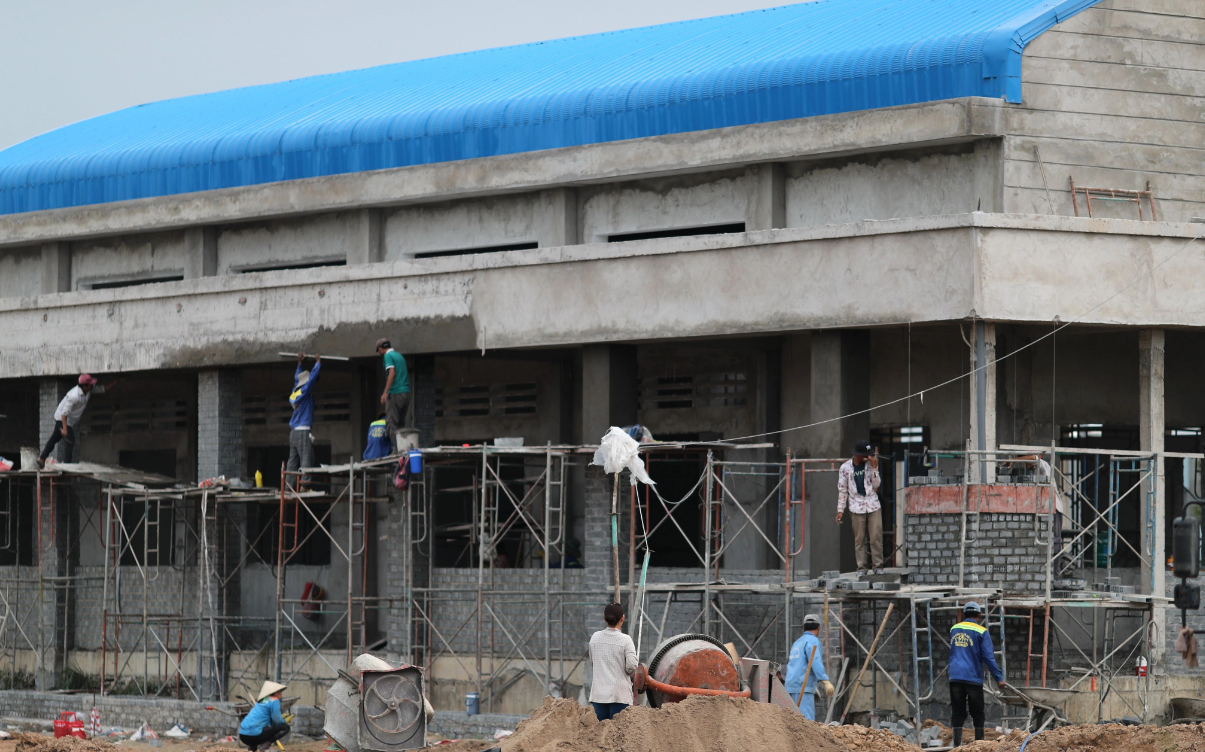 Dự kiến cuối năm nay huyện Long Thành đưa vào sử dụng 10 phòng học THCS và 15 phòng học tiểu học giúp con em khu tái định cư không phải học xa (Ảnh: Hải Long).