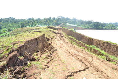 Thân đập sụt lún kéo dài khoảng 100m