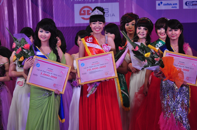 Dương Thu Trang là Hoa khôi Duyên dáng Hà thành 2012