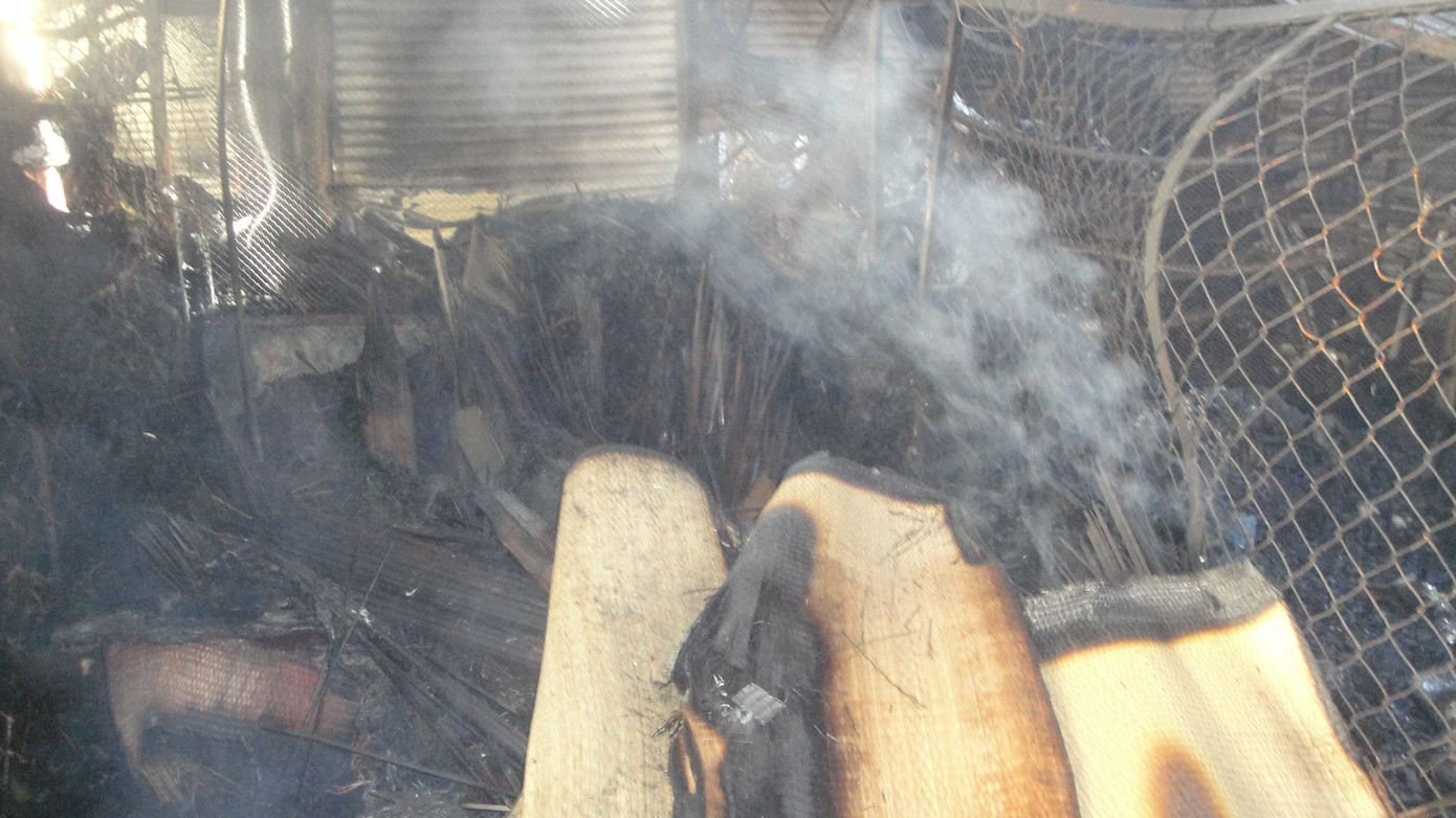 Sáng nay 21-6 lửa vẫn âm ỉ ở khu vực chợ phía đông