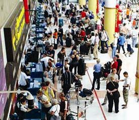 Hàng triệu du khách nước ngoài hủy tour sau thảm họa ảnh 1