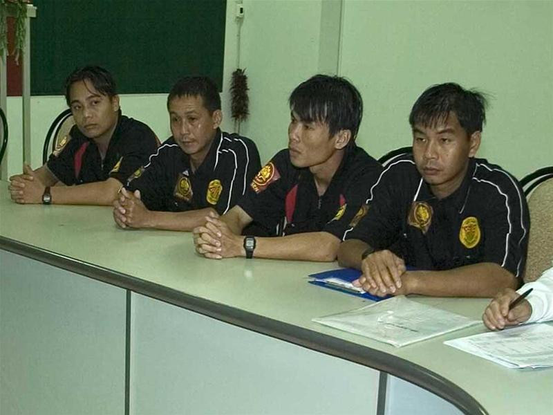 Trọng tài Trương Quang Tuấn (thứ hai từ trái sang) trong cuộc họp khẩn sau trận đấu vẫn chưa hết bàng hoàng. Ảnh: Dương Thu