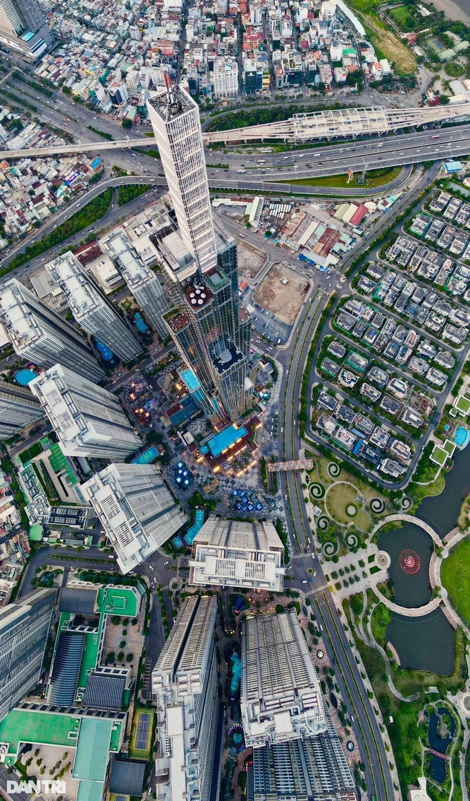 Với quy mô đô thị hóa lớn nhất cả nước, những khu chung cư cao tầng mọc lên ngày càng dày, TPHCM cần gỡ điểm nghẽn về giao thông xung quanh các khu dân cư (Ảnh: Hải Long). Với quy mô đô thị hóa lớn nhất cả nước, những khu chung cư cao tầng mọc lên ngày càng dày, TPHCM cần gỡ điểm nghẽn về giao thông xung quanh các khu dân cư (Ảnh: Hải Long).