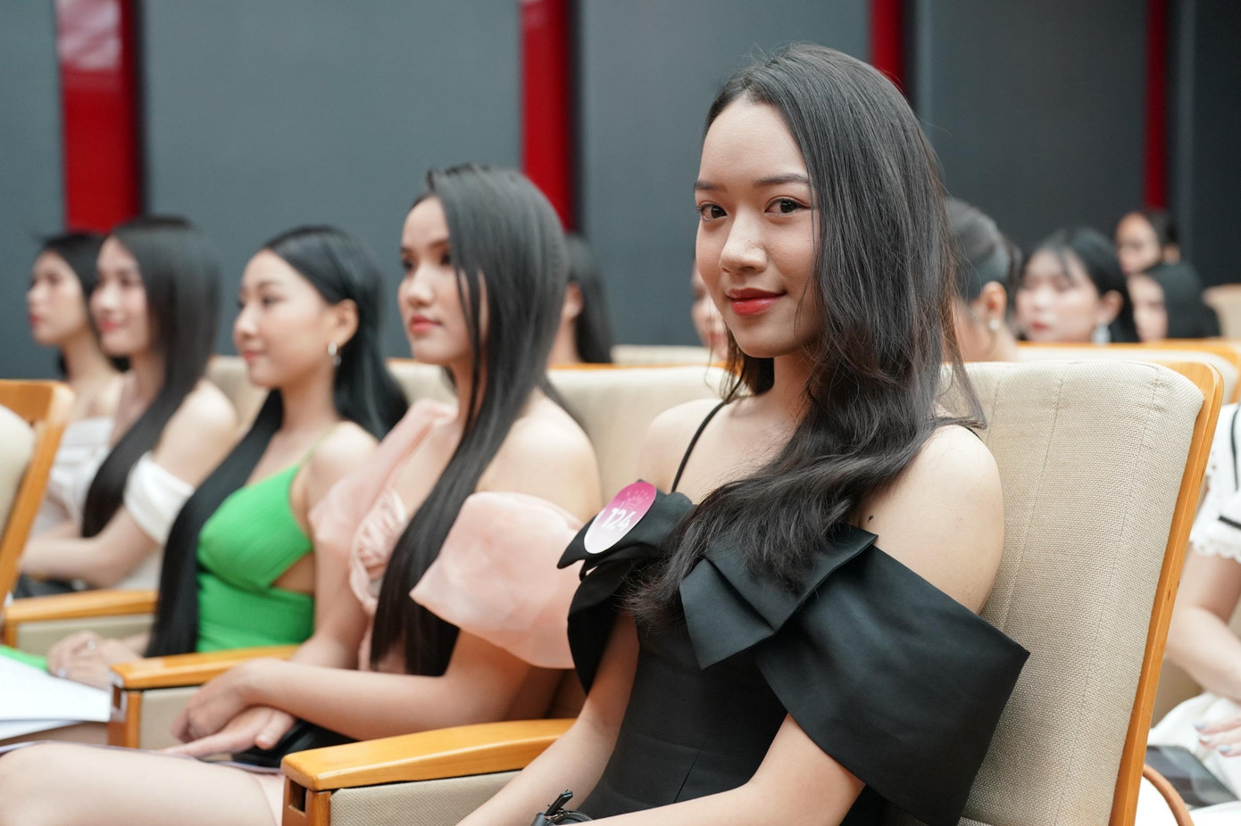 Anh Thư cho biết cô tích cực rèn luyện sức khỏe để chuẩn bị hành trình dài sắp tới. Bên cạnh đó, cô trau dồi kỹ năng cần thiết như catwalk, giao tiếp, thuyết trình… “Mục tiêu của tôi là chiếc vương miện danh giá mà bất cứ cô gái nào tham gia cuộc thi cũng muốn chinh phục. Khi đó, tôi có nhiều cơ hội đóng góp cho cộng đồng và xã hội. Tôi cũng mong muốn thông qua cuộc thi hoàn thiện bản thân và trở thành phiên bản tốt nhất của chính mình”, Anh Thư tâm sự. Ảnh: Phú Thọ.