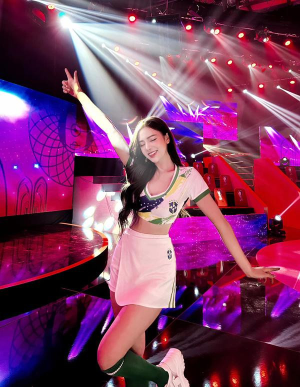 Hot girl Cao Trang gây tranh cãi vì nhầm lẫn ĐT Anh với CLB Chelsea. Hot girl Cao Trang gây tranh cãi vì nhầm lẫn ĐT Anh với CLB Chelsea.