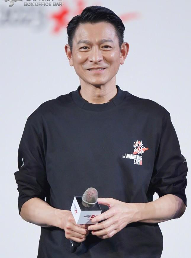 Ngô Kinh và Lưu Đức Hoa hợp tác trong bom tấn phim Tết 2023. Ngô Kinh và Lưu Đức Hoa hợp tác trong bom tấn phim Tết 2023.