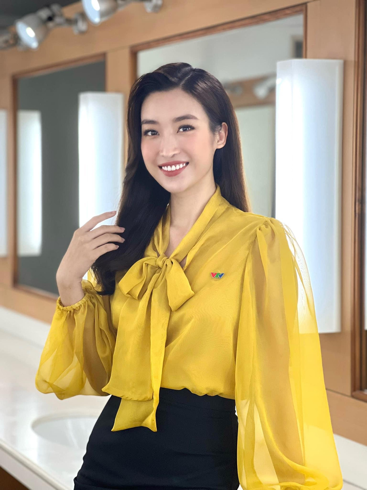 Hoa hậu Đỗ Mỹ Linh trong hậu trường VTV. Ảnh: FBNV. Hoa hậu Đỗ Mỹ Linh trong hậu trường VTV. Ảnh: FBNV.