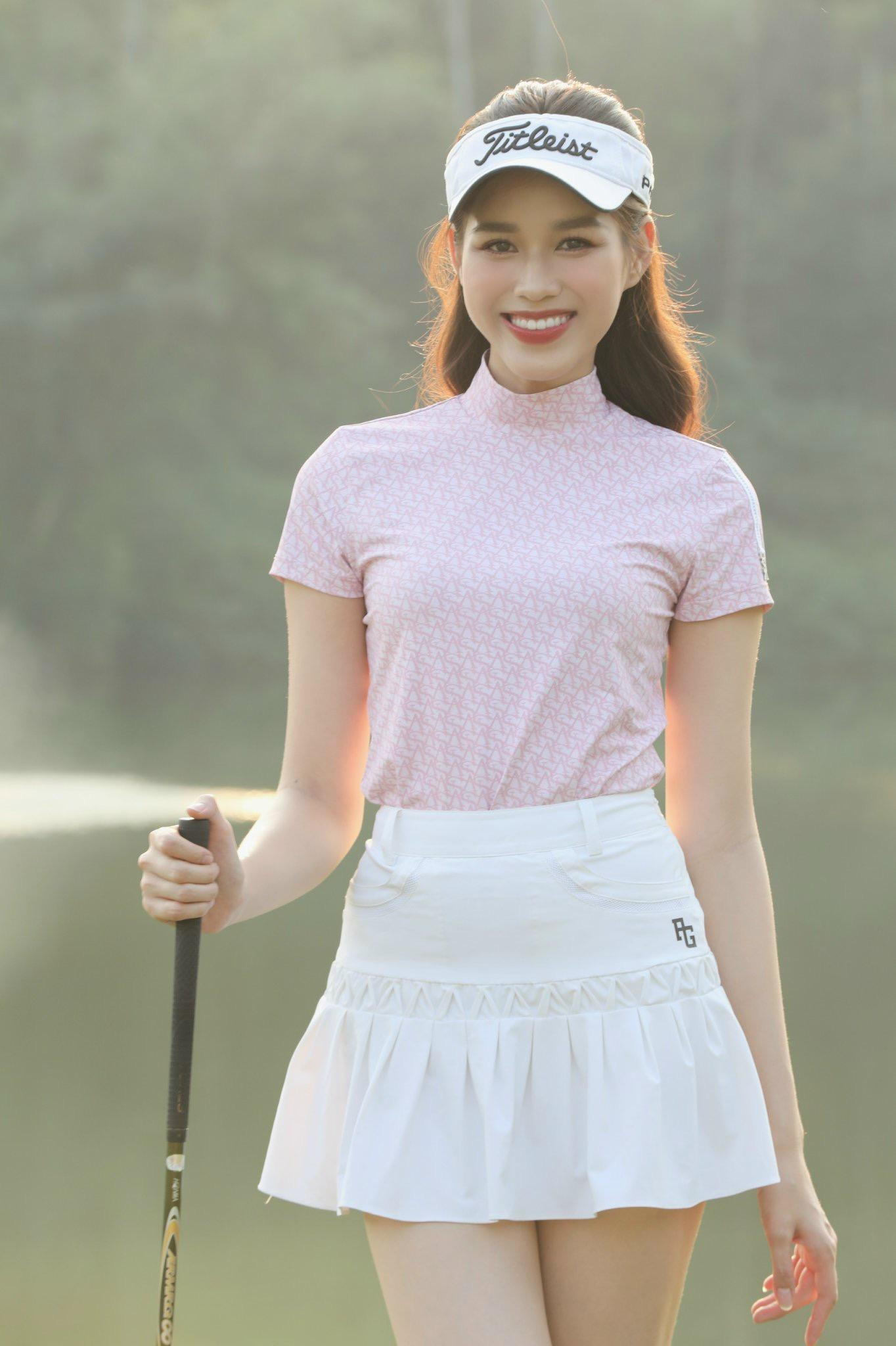 Ngày 5/11, Hoa hậu Đỗ Thị Hà và Á hậu Ngọc Thảo tham gia Tiền Phong Golf Championship 2022 trong vai trò đại sứ và cổ vũ gần 200 golfer của giải đấu năm nay.