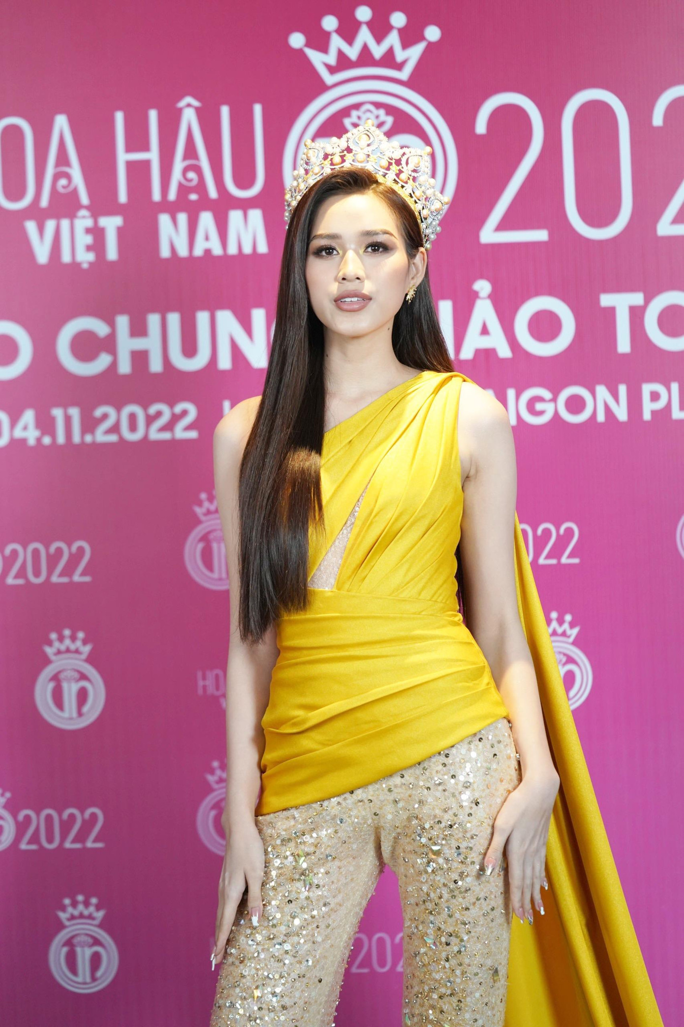Sáng 4/11, sự kiện họp báo Hoa hậu Việt Nam 2022 quy tụ dàn hoa, á hậu như Đỗ Thị Hà, Lương Thùy Linh, Đoàn Thiên Ân, Mai Phương, Phương Anh, Ngọc Thảo, Bảo Ngọc, Phương Nhi, Kiều Loan… Trên thảm đỏ, Hoa hậu Đỗ Thị Hà diện váy dạ hội kết hợp quần suông rộng thời thượng và bắt mắt. Đỗ Thị Hà chia sẻ chỉ một thời gian ngắn nữa cô và Top 3 Hoa hậu Việt Nam 2020 kỷ niệm 2 năm đăng quang.