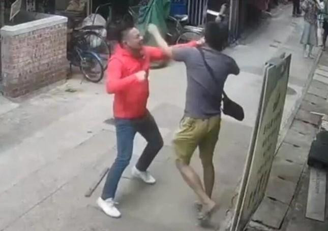 Tiền Gia Lạc được cho là người mặc áo đỏ, ẩu đả trên phố. Ảnh: Sina. Tiền Gia Lạc được cho là người mặc áo đỏ, ẩu đả trên phố. Ảnh: Sina.