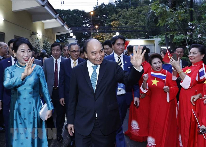 Chủ tịch nước Nguyễn Xuân Phúc đến thăm, gặp gỡ và nói chuyện với cán bộ, nhân viên Đại sứ quán, Tổng lãnh sự quán và kiều bào Việt Nam tại Thái Lan. (Ảnh: Thống Nhất/TTXVN)