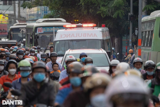 Một xe cứu thương đang làm nhiệm vụ "bất lực" trước dòng xe kẹt dài trên đường Tô Ngọc Vân, phường Linh Đông, TP Thủ Đức hồi cuối tháng 10/2022 (Ảnh: Trần Đạt). Một xe cứu thương đang làm nhiệm vụ "bất lực" trước dòng xe kẹt dài trên đường Tô Ngọc Vân, phường Linh Đông, TP Thủ Đức hồi cuối tháng 10/2022 (Ảnh: Trần Đạt).