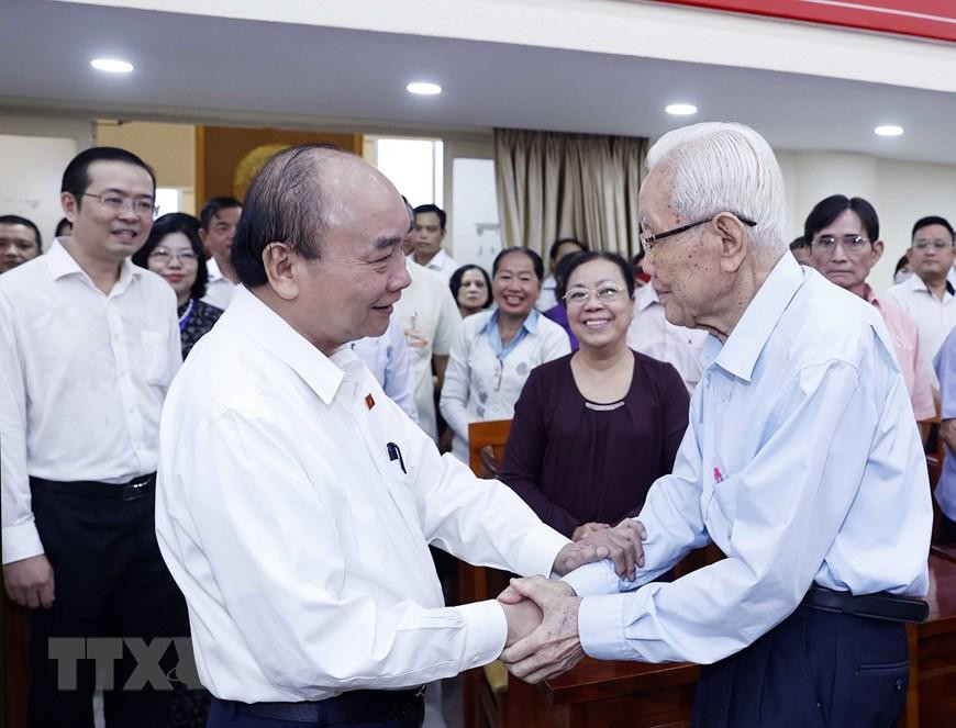 Sáng 22/11, Chủ tịch nước Nguyễn Xuân Phúc và đoàn đại biểu Quốc hội TPHCM tiếp xúc cử tri quận 10, để thông báo kết quả Kỳ họp thứ tư, Quốc hội khóa XV. Ảnh: Thống Nhất/TTXVN.