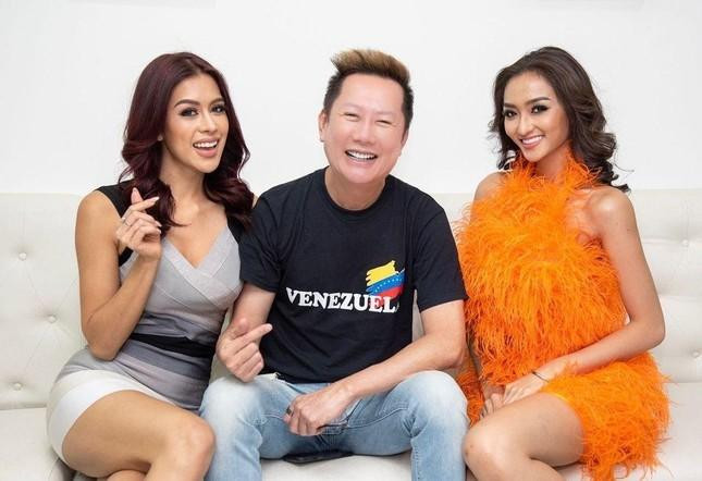 Top 10 Miss Grand International 2022 liên tục livestream bán hàng. Ảnh: MGI.