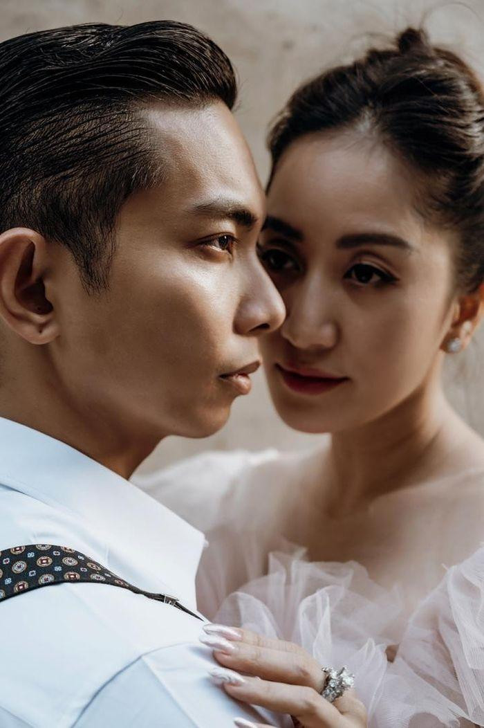 Về phía Phan Hiển, anh nhớ lại quãng thời gian được cho là khó khăn nhất với cả hai, gia đình cấm đoán vì khoảng cách tuổi tác. Về phía Phan Hiển, anh nhớ lại quãng thời gian được cho là khó khăn nhất với cả hai, gia đình cấm đoán vì khoảng cách tuổi tác.