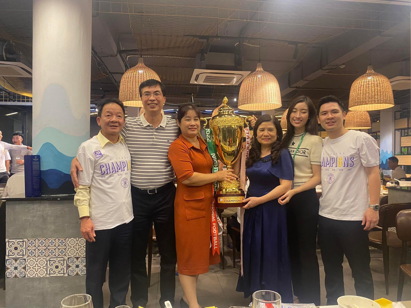 Gia đình hai bên trong tiệc mừng sau trận đấu. Gia đình hai bên trong tiệc mừng sau trận đấu.