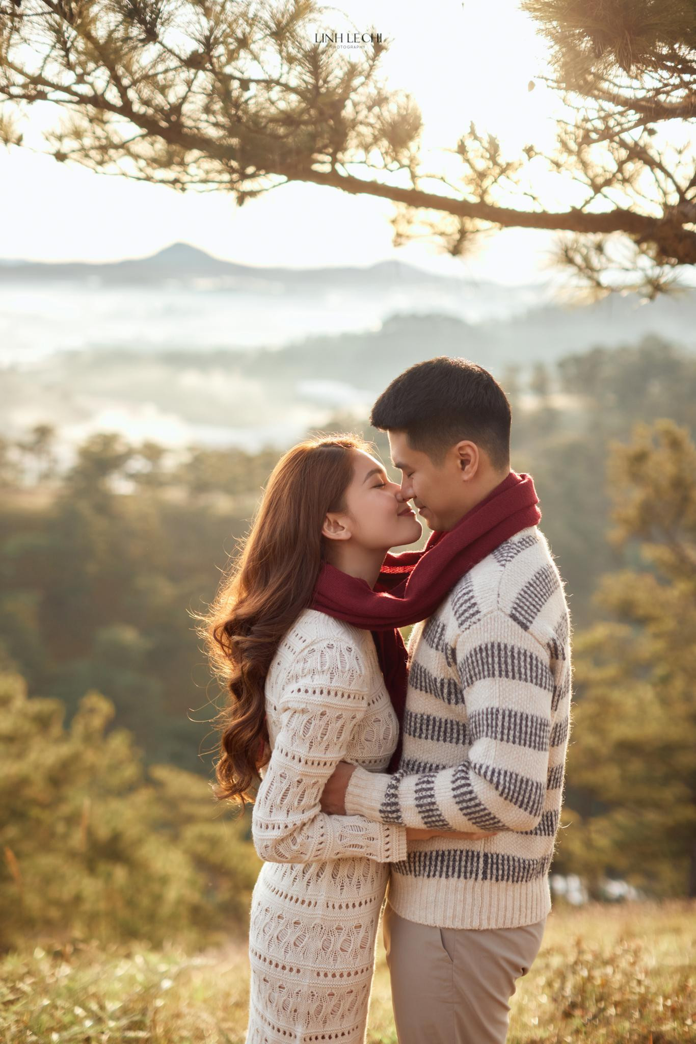 Lần đầu đăng tải hình ảnh cùng bạn trai, Thùy Dung chia sẻ: "Ở bên ai đó không phải lúc nào cũng dễ dàng, có những lúc đầy gian khó nhưng chúng ta đừng từ bỏ, được chứ? Tôi biết tất cả mọi thứ sẽ lu mờ trước khoảnh khắc này”. Lần đầu đăng tải hình ảnh cùng bạn trai, Thùy Dung chia sẻ: "Ở bên ai đó không phải lúc nào cũng dễ dàng, có những lúc đầy gian khó nhưng chúng ta đừng từ bỏ, được chứ? Tôi biết tất cả mọi thứ sẽ lu mờ trước khoảnh khắc này”.