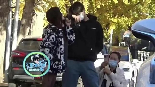 Lý Tiểu Lộ hẹn hò rapper kém 12 tuổi Triệu Dục Đào.