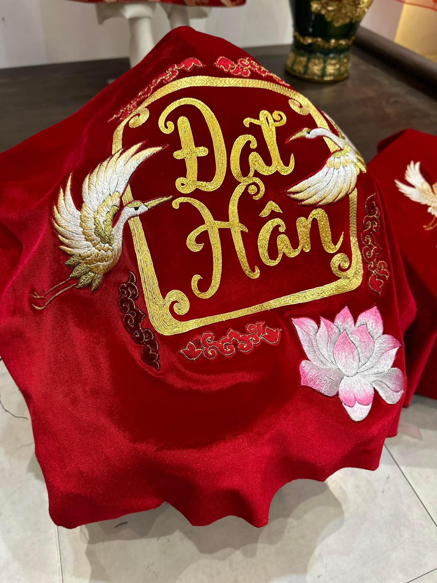 Chia sẻ với Tiền Phong, Hoa hậu Ngọc Hân cho biết cô thao thức và không thể chợp mắt cả đêm trước lễ ăn hỏi. 1h sáng, Ngọc Hân vẫn tự tay trang trí phòng cưới và kiểm tra lại toàn bộ không gian của buổi lễ. “Vì mắc bệnh cầu toàn, nên tôi cứ suy nghĩ xem sự kiện ngày mai còn gì cần phải làm không hay mọi việc đã ổn thỏa chưa. Mọi người nói tôi vất vả nhưng dường như đó là thói quen. Thậm chí, tôi tự tay thêu toàn bộ phủ tráp vì không ưng ý các mẫu mã có sẵn trên thị trường”. Chia sẻ với Tiền Phong, Hoa hậu Ngọc Hân cho biết cô thao thức và không thể chợp mắt cả đêm trước lễ ăn hỏi. 1h sáng, Ngọc Hân vẫn tự tay trang trí phòng cưới và kiểm tra lại toàn bộ không gian của buổi lễ. “Vì mắc bệnh cầu toàn, nên tôi cứ suy nghĩ xem sự kiện ngày mai còn gì cần phải làm không hay mọi việc đã ổn thỏa chưa. Mọi người nói tôi vất vả nhưng dường như đó là thói quen. Thậm chí, tôi tự tay thêu toàn bộ phủ tráp vì không ưng ý các mẫu mã có sẵn trên thị trường”.