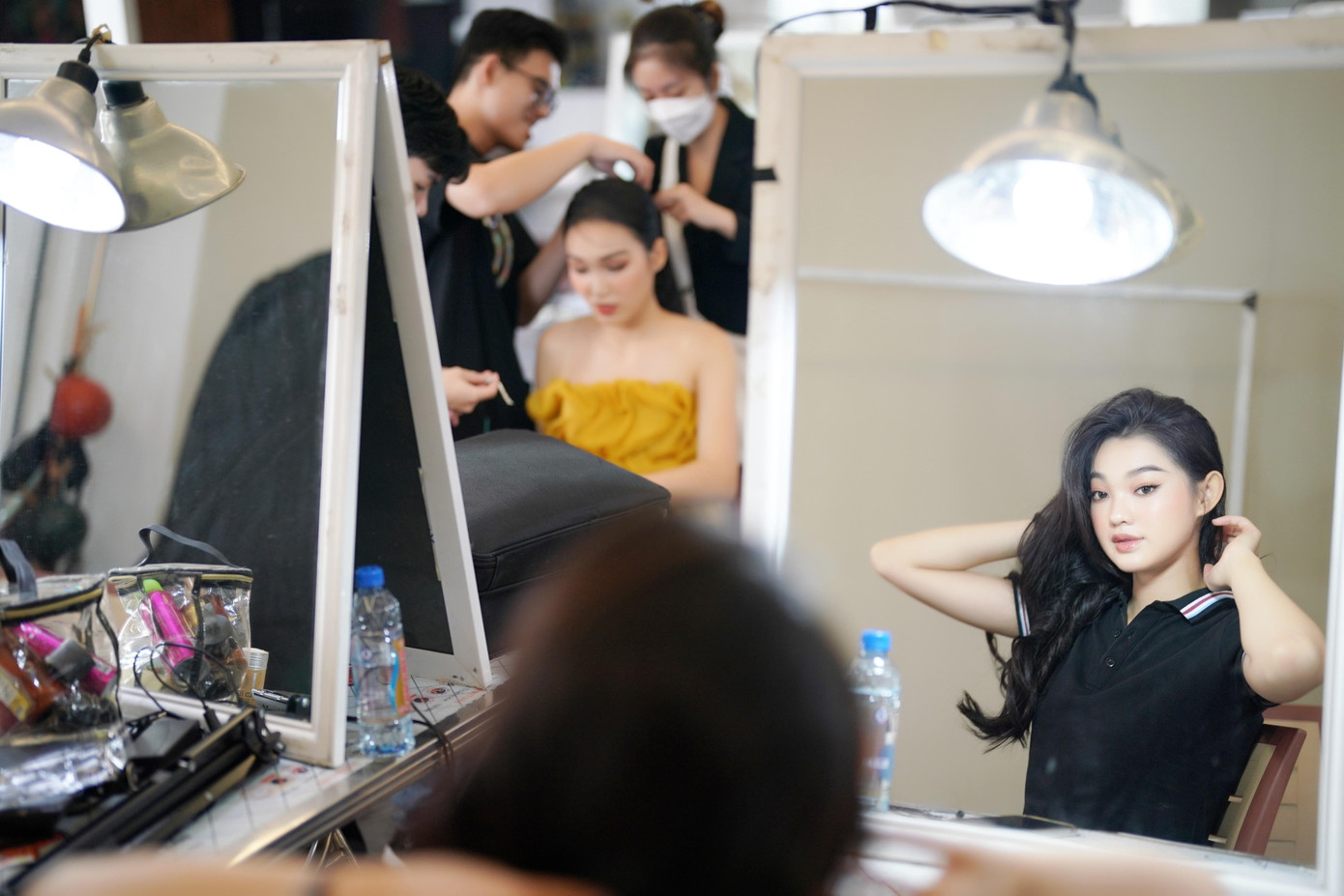 Ngày 10/11, các thí sinh Hoa hậu Việt Nam 2022 bước vào hoạt động đầu tiên của vòng chung khảo toàn quốc. Họ được ê-kíp trang điểm, làm tóc chuyên nghiệp chăm sóc để chuẩn bị cho buổi chụp hình profile.
