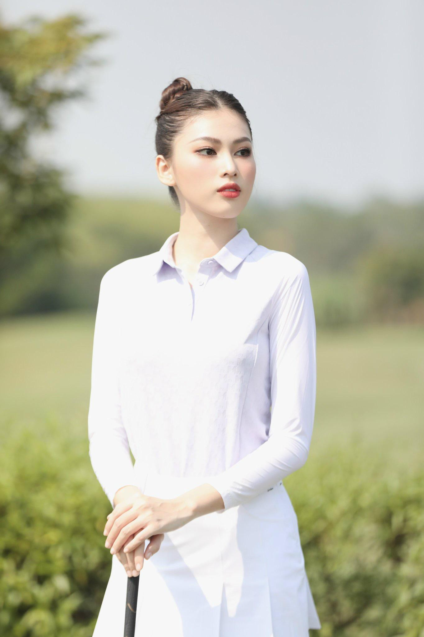 Cùng ra sân tập với Hoa hậu Đỗ Thị Hà là Á hậu Nguyễn Lê Ngọc Thảo. Ngọc Thảo chia sẻ chưa lần nào thử đánh golf nhưng đã dành thời gian tìm hiểu về môn thể thao này.