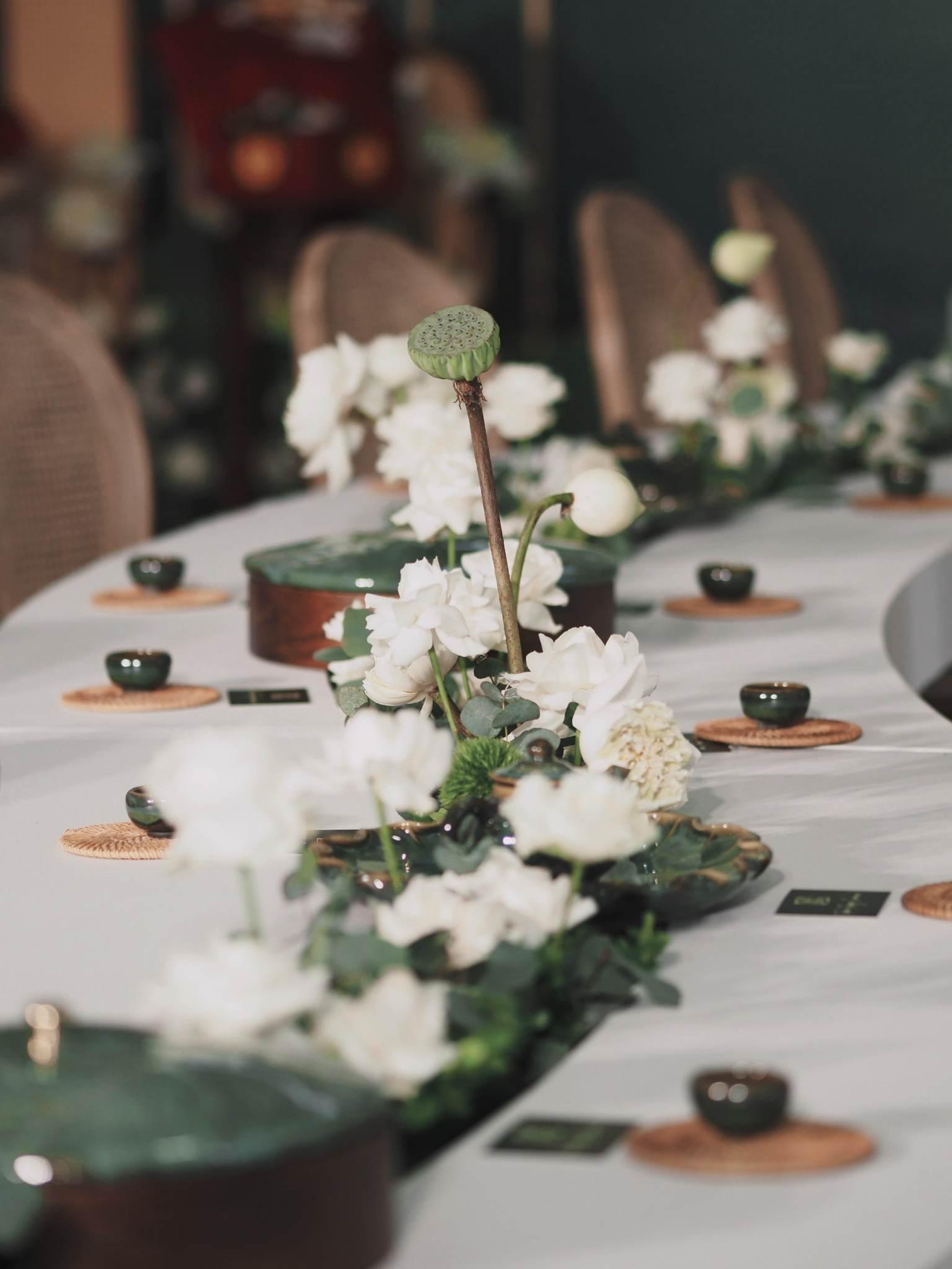 Các họa tiết từ mây tre đan cũng được cô dâu chọn lựa. Điểm nhấn của toàn bộ không gian lễ ăn hỏi là bộ bàn ghế uốn lượn được cách điệu từ hình ảnh dòng suối nhỏ thanh mát. Những đặc sản của Việt Nam cũng được cô dâu tinh tế lựa chọn để thiết đãi các khách mời tới dự lễ như trà sen, mứt sen, mứt gừng... Các họa tiết từ mây tre đan cũng được cô dâu chọn lựa. Điểm nhấn của toàn bộ không gian lễ ăn hỏi là bộ bàn ghế uốn lượn được cách điệu từ hình ảnh dòng suối nhỏ thanh mát. Những đặc sản của Việt Nam cũng được cô dâu tinh tế lựa chọn để thiết đãi các khách mời tới dự lễ như trà sen, mứt sen, mứt gừng...