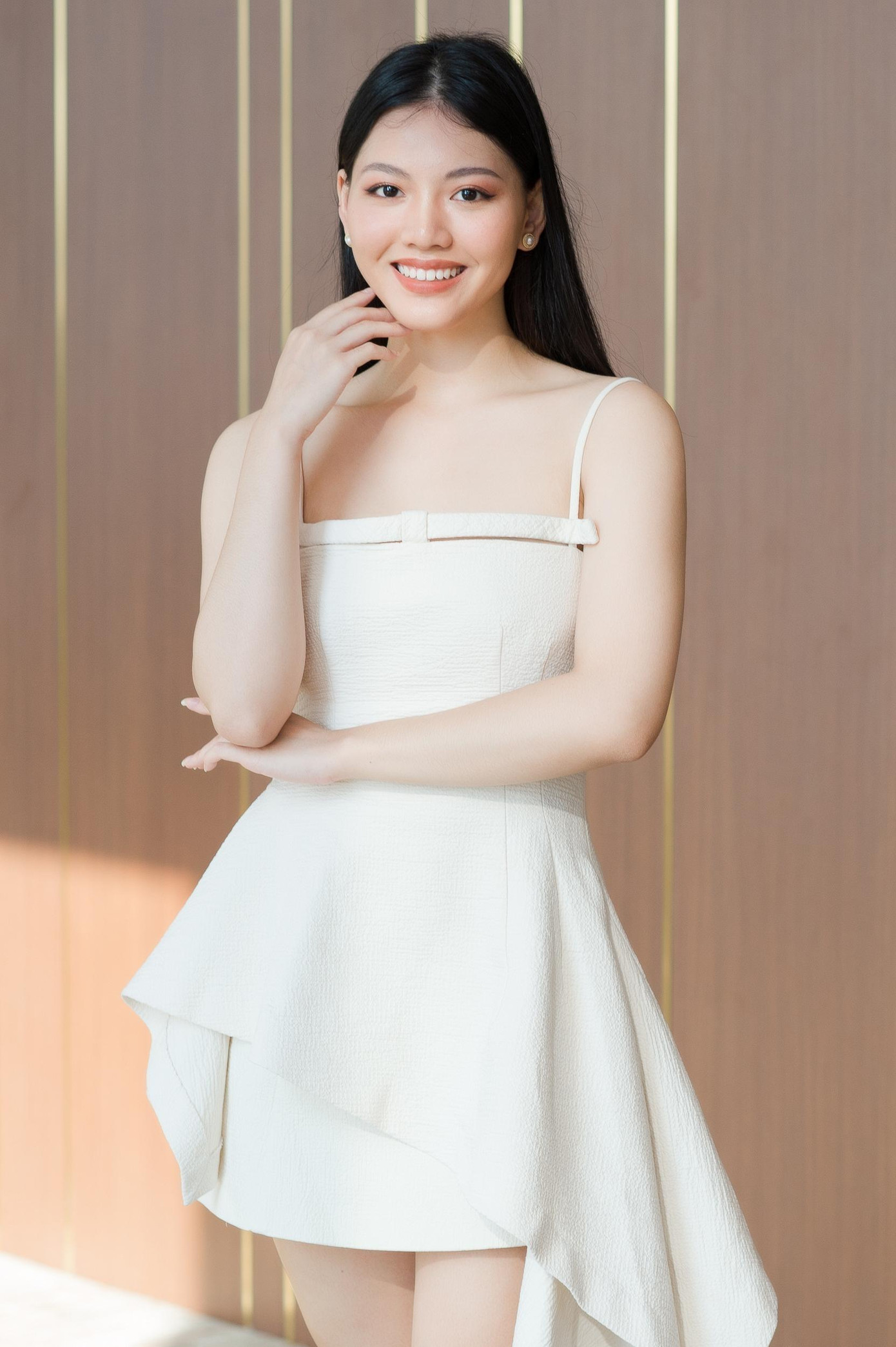 Nguyễn Hoàng Yến là sinh viên Đại học Giáo dục - Đại học Quốc gia Hà Nội. Cô từng đạt Giải nhì học sinh thanh lịch trường THPT Trần Phú, Hoàn Kiếm. Cô thể hiện niềm vui, sự hào hứng khi lần đầu tham dự cuộc thi nhan sắc. Hoàng Yến cho biết gia đình hoàn toàn ủng hộ quyết định chinh phục vương miện Hoa hậu Việt Nam 2022 của cô.