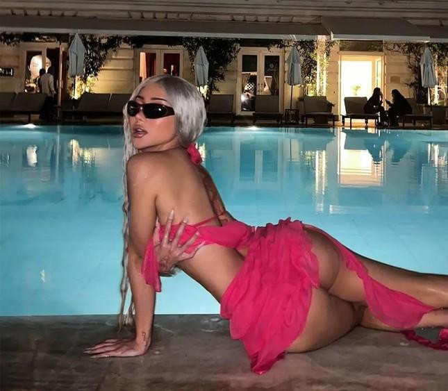 Nikita Dragun bị bắt gặp khỏa thân đi dạo quanh hồ bơi khách sạn. Ảnh: Instagram.
