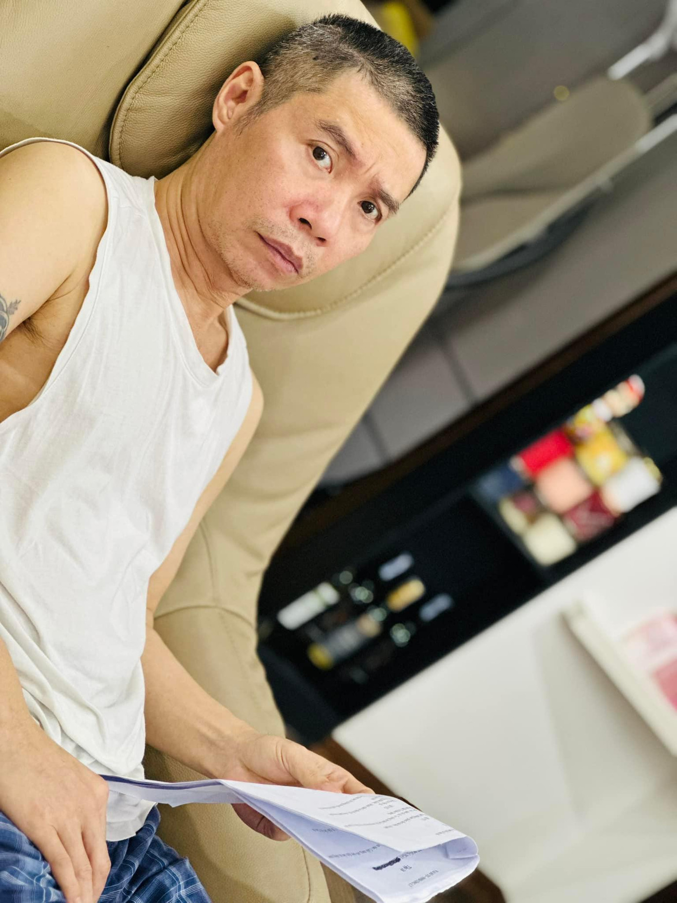 NSND Công Lý đọc kịch bản cho vai diễn mới. Ảnh: NVCC. NSND Công Lý đọc kịch bản cho vai diễn mới. Ảnh: NVCC.