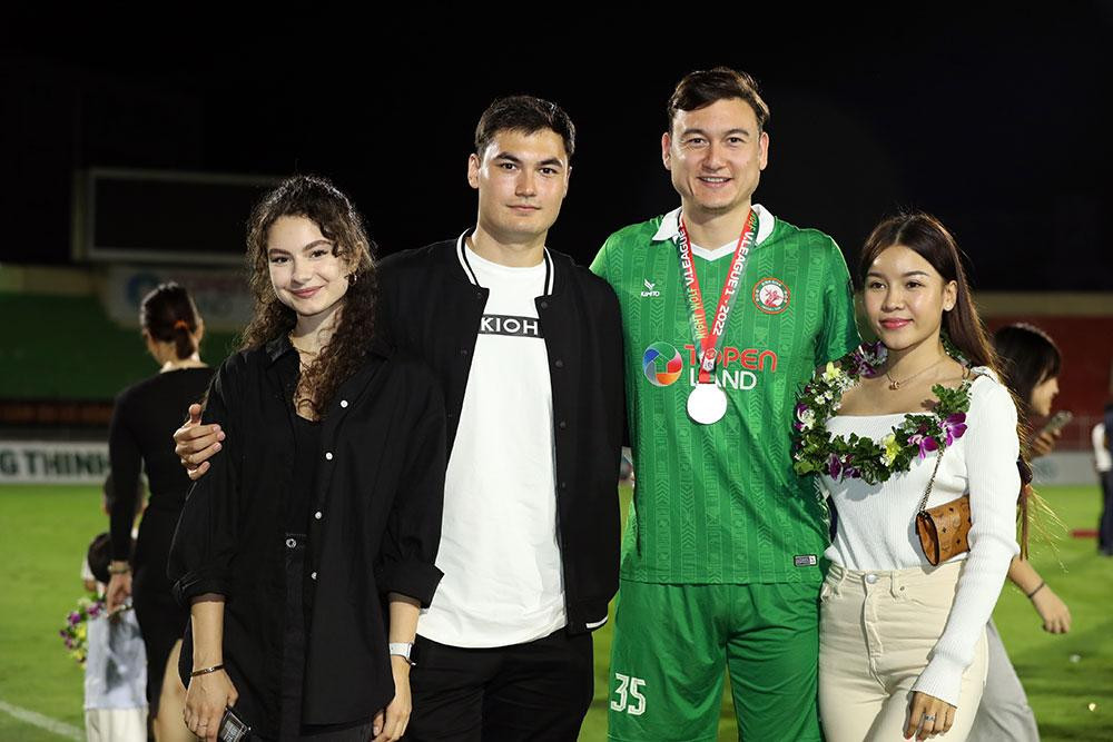 Đặng Văn Lâm lần đầu công khai đăng ảnh cùng bạn gái. Ảnh: FBNV.