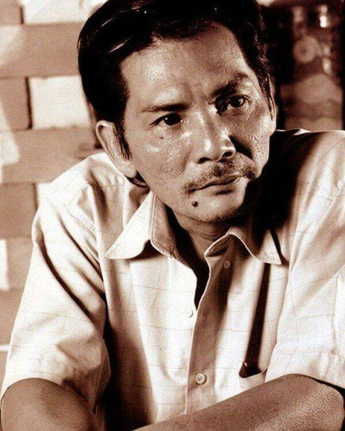 Thương Tín sinh năm 1956, từng học tại trường Quốc gia Âm nhạc - Kịch nghệ Sài Gòn. Thương Tín ghi dấu ấn với vai thiếu tá Lưu Kỳ Vọng trong Ván bài lật ngửa, tướng cướp Bạch Hải Đường trong Săn bắt cướp, Sáu Tâm trong Biệt động Sài Gòn, Tám Thương trong Chiến trường chia nửa vầng trăng... Thương Tín sinh năm 1956, từng học tại trường Quốc gia Âm nhạc - Kịch nghệ Sài Gòn. Thương Tín ghi dấu ấn với vai thiếu tá Lưu Kỳ Vọng trong Ván bài lật ngửa, tướng cướp Bạch Hải Đường trong Săn bắt cướp, Sáu Tâm trong Biệt động Sài Gòn, Tám Thương trong Chiến trường chia nửa vầng trăng...