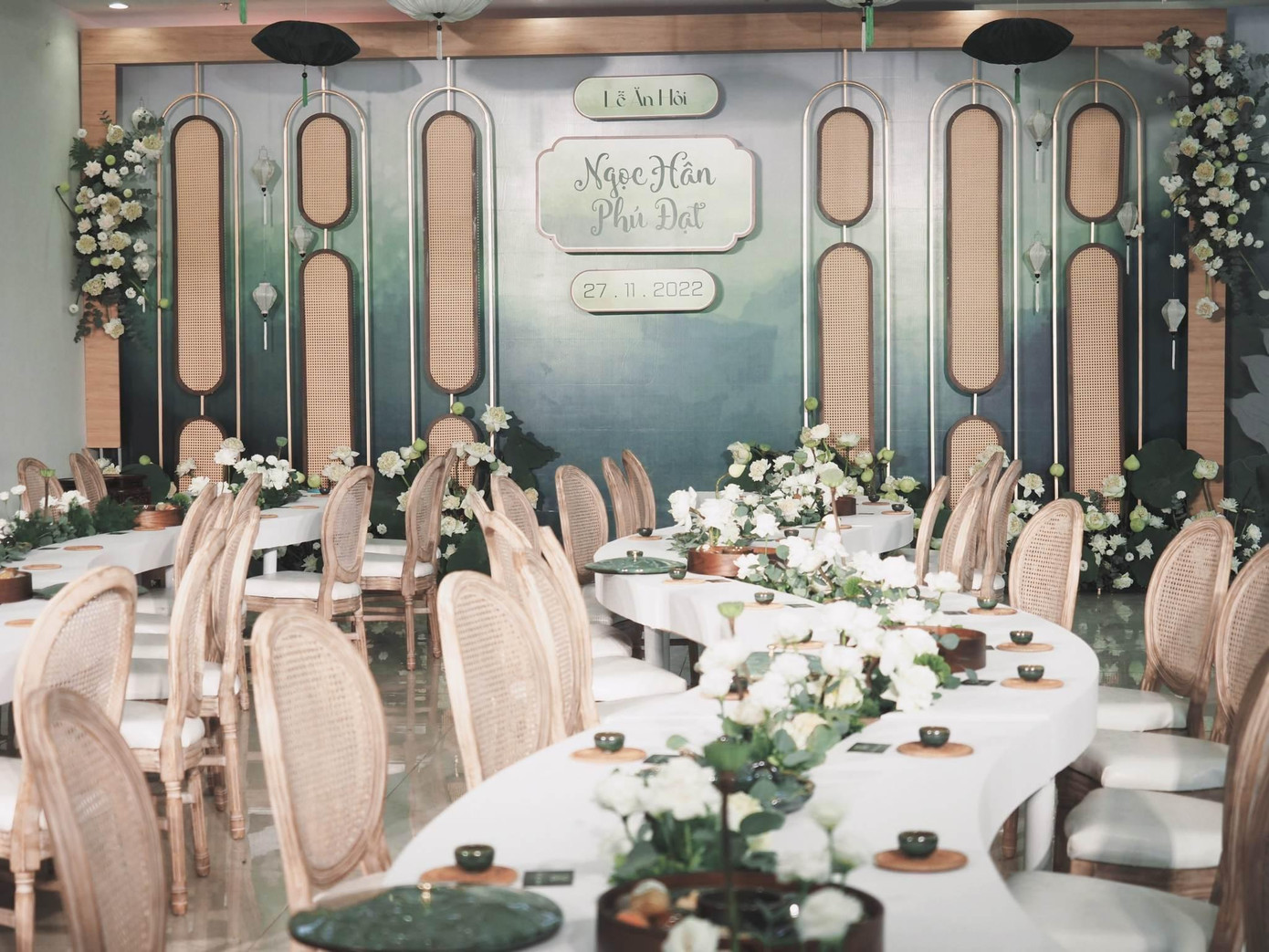 Theo Ngọc Hân, toàn bộ phần decor buổi lễ ăn hỏi được lấy cảm hứng từ những nét văn hóa truyền thống của Việt Nam. Quốc hoa được sử dụng là loại hoa chủ đạo. 500 bông sen được đặt trước và chăm sóc tại đầm vì hiện tại đã hết mùa sen ở miền Bắc. Theo Ngọc Hân, toàn bộ phần decor buổi lễ ăn hỏi được lấy cảm hứng từ những nét văn hóa truyền thống của Việt Nam. Quốc hoa được sử dụng là loại hoa chủ đạo. 500 bông sen được đặt trước và chăm sóc tại đầm vì hiện tại đã hết mùa sen ở miền Bắc.