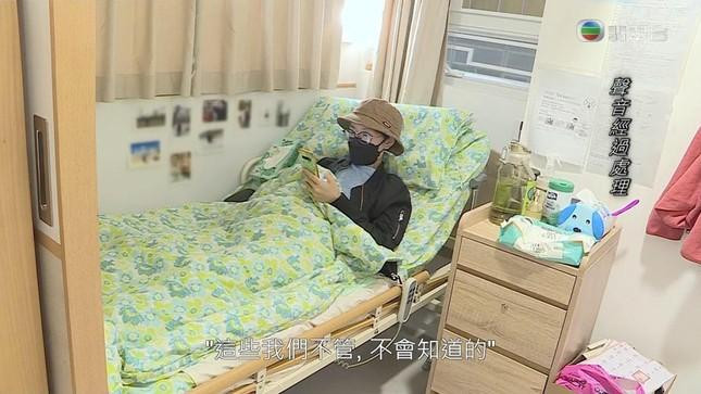 Mẹ ruột bỏ rơi á hậu Kit sau khi cô bị liệt.