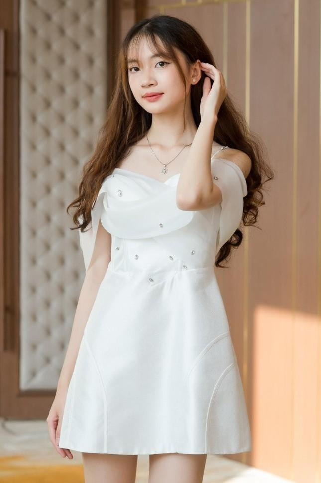 Bùi Thảo Linh là sinh viên Đại học Ngoại thương Hà Nội. Là một trong những thí sinh nhỏ tuổi nhất, Thảo Linh không giấu được sự lo lắng khi lần đầu ghi danh cuộc thi sắc đẹp. Thảo Linh chia sẻ Hoa hậu Đỗ Thị Hà, Á hậu Phương Nhi chính là nguồn cảm hứng thôi thúc cô tham gia Hoa hậu Việt Nam. Bên cạnh đó, cô gái 18 tuổi mong muốn được trải nghiệm và học hỏi từ cuộc thi cũng như từ các thí sinh khác.