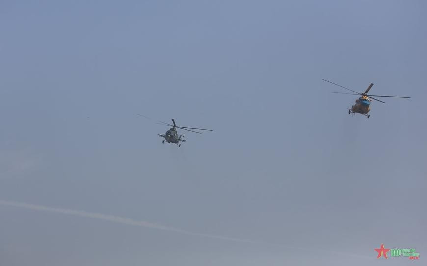 Cùng với máy bay Su-30MK2, các đơn vị trực thăng vận tải họ Mi cũng tham gia luyện tập.