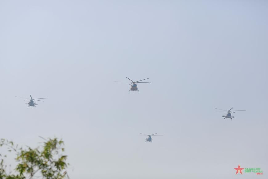 Ổn định hướng và đội hình bay vào khu vực sân bay Gia Lâm.