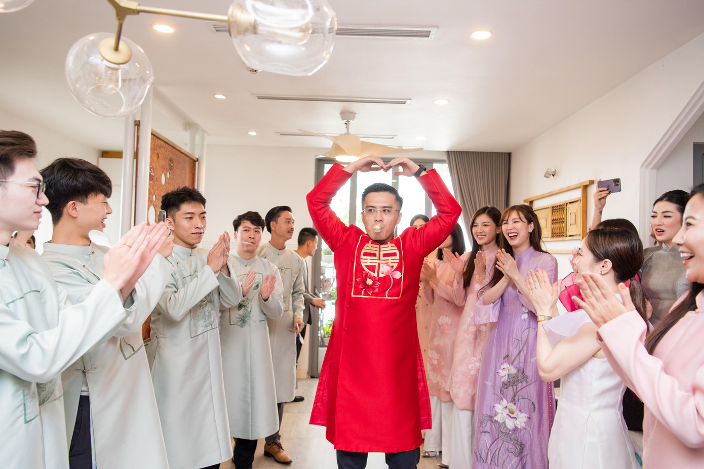 Hoa hậu Ngọc Hân bật mí thêm, trước khi đón dâu, chú rể Phạm Phú Đạt phải trải qua 5 thử thách: “Anh ấy phải trả lời những câu hỏi như cả hai từng đi qua bao nhiêu quốc gia, câu đố về ngày sinh, hít đất và trò chơi thể lực. Thử thách cuối cùng là nói một câu ngọt ngào để tôi mở cửa”. Hoa hậu Ngọc Hân bật mí thêm, trước khi đón dâu, chú rể Phạm Phú Đạt phải trải qua 5 thử thách: “Anh ấy phải trả lời những câu hỏi như cả hai từng đi qua bao nhiêu quốc gia, câu đố về ngày sinh, hít đất và trò chơi thể lực. Thử thách cuối cùng là nói một câu ngọt ngào để tôi mở cửa”.