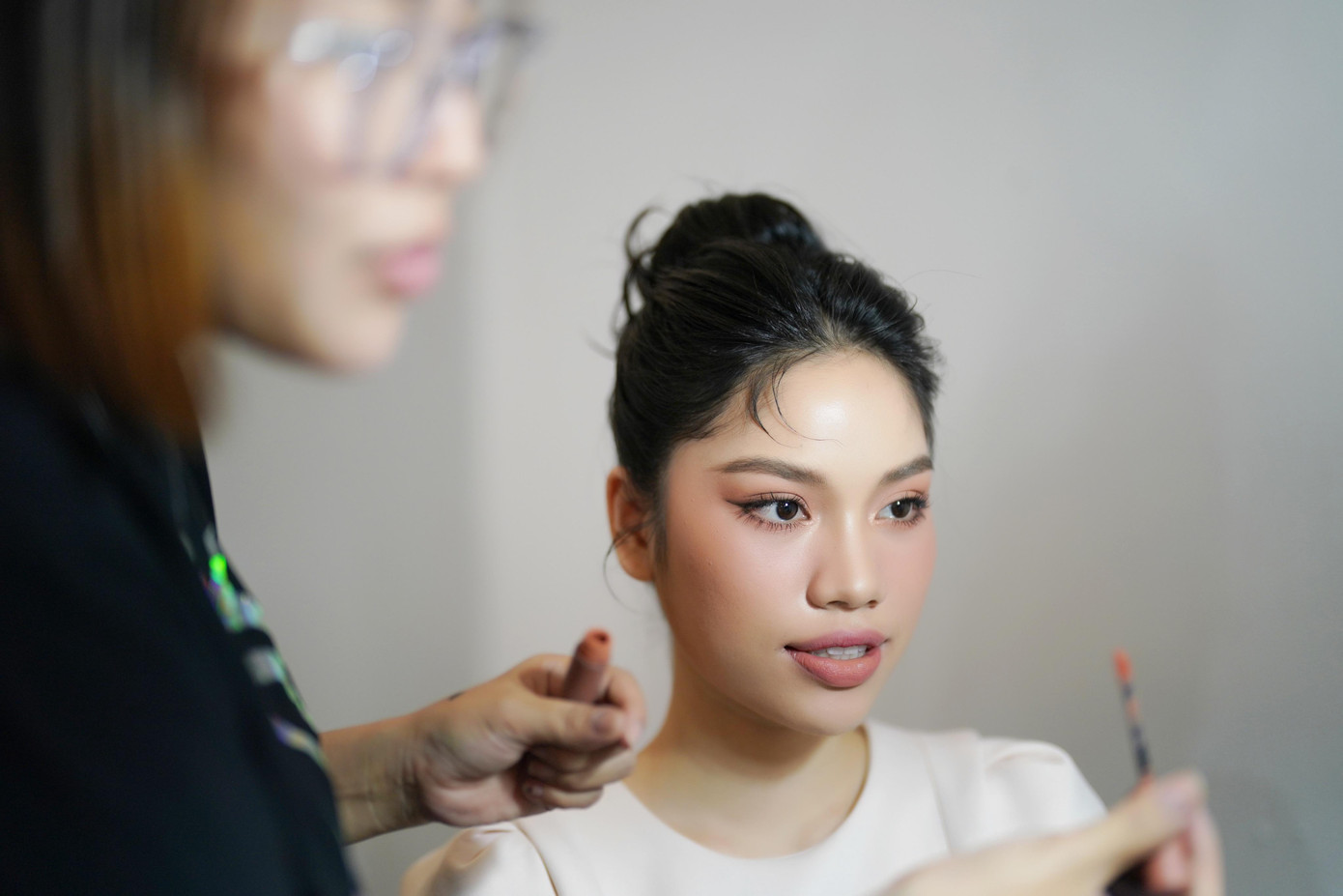 Thí sinh Trần Thùy Chi (sinh năm 2002, TP.HCM) chia sẻ lần đầu tham gia cuộc thi nhan sắc cô không tránh khỏi cảm giác bỡ ngỡ. Thùy Chi bất ngờ trước sự nhiệt tình và tận tâm của ê kíp.