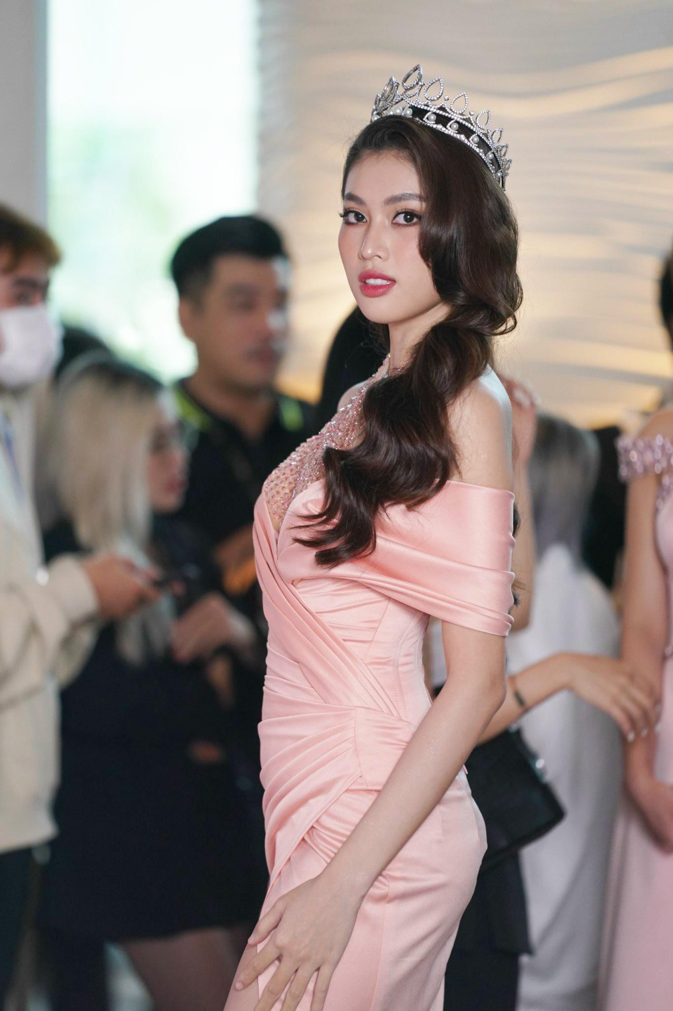 Á hậu Ngọc Thảo xuất hiện trong thiết kế dạ hội xẻ cao ở đùi và phần cổ yếm tinh tế. Sau 2 năm giành ngôi vị Á hậu cuộc thi Hoa hậu Việt Nam 2020, Ngọc Thảo thăng hạng về nhan sắc.