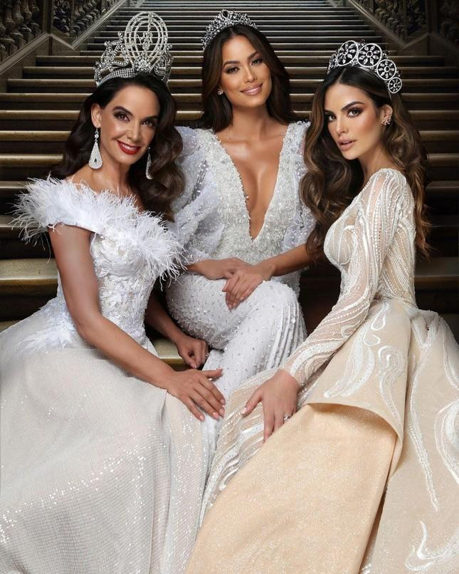 Mexico là dải sash mạnh tại đấu trường Hoa hậu Hoàn vũ. (Từ trái qua: Miss Universe 1991, 2020 và 2010). Mexico là dải sash mạnh tại đấu trường Hoa hậu Hoàn vũ. (Từ trái qua: Miss Universe 1991, 2020 và 2010).