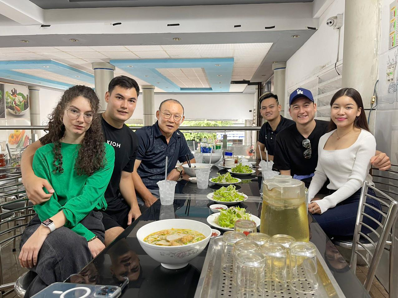 Đặng Văn Lâm và bạn gái đi ăn cùng HLV Park Hang Seo. Ảnh: FBNV.
