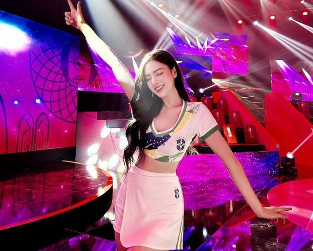 Hot girl Cao Trang gây chú ý vì ngoại hình nổi bật trên sóng Nóng cùng FIFA World Cup 2022. Ảnh: FBNV.