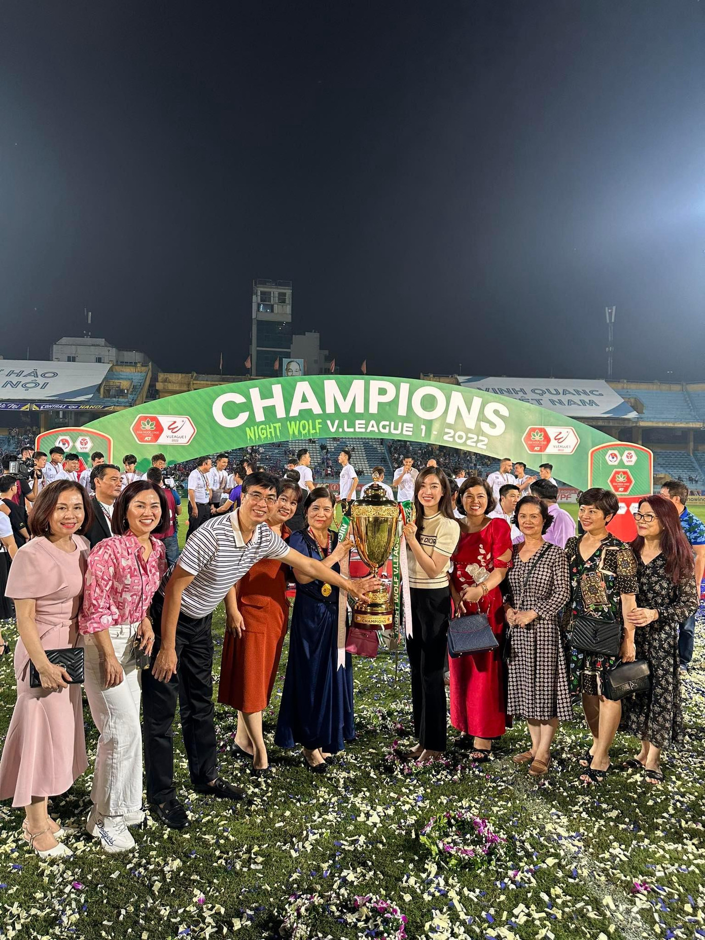 Hoa hậu Đỗ Mỹ Linh xuống sân ăn mừng ngôi vô địch của CLB Hà Nội. Hoa hậu Đỗ Mỹ Linh xuống sân ăn mừng ngôi vô địch của CLB Hà Nội.