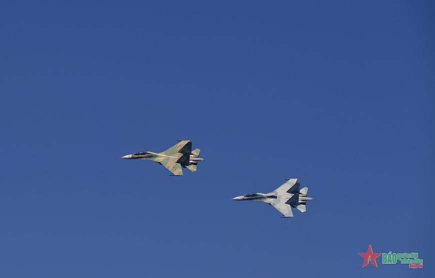 Tiếng động cơ phản lực, kết hợp với động tác chao lượn trên không của máy bay Su-30MK2 tạo ấn tượng mạnh mẽ, cuốn hút.