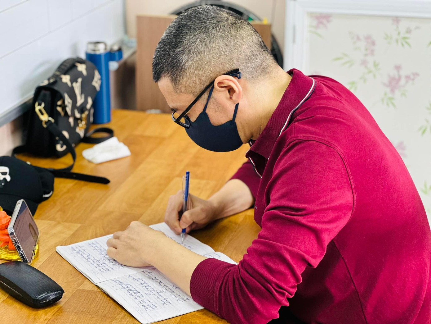 Hình ảnh NSND luyện viết chữ được bà xã Ngọc Hà chia sẻ. Ảnh: FBNV. Hình ảnh NSND luyện viết chữ được bà xã Ngọc Hà chia sẻ. Ảnh: FBNV.